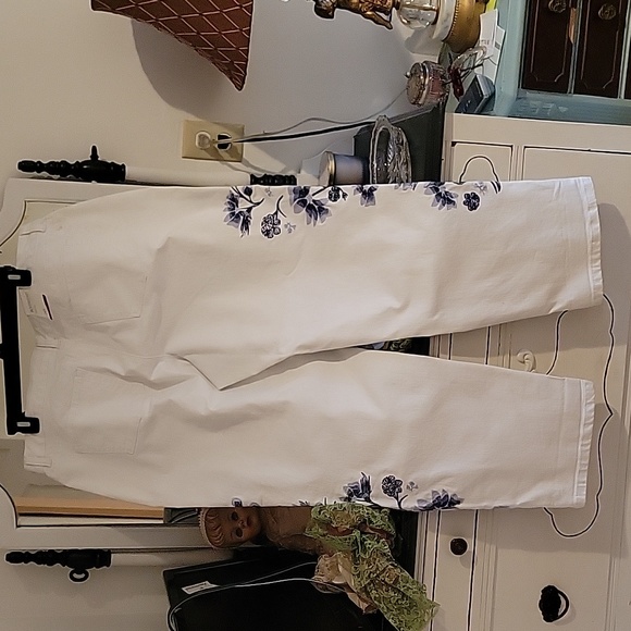 NWT Embroidered Ladies Denim Jeans - Picture 5 of 6